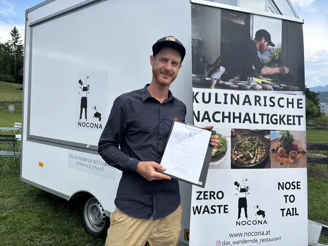 Koch und "Nocona"-Betreiber Daniel Kraschl erhält beim Kochen Unterstützung von dem Klienten aus dem Gartenhof. | Foto: MeinBezirk