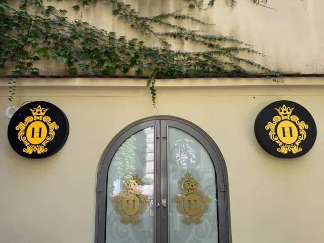Der Eingang über den Innenhof des Grazer Rathauses erstrahlt bereits mit neuem Logo. Im Inneren erfolgt über das Wochenende der letzte Feinschliff. | Foto: MeinBezirk