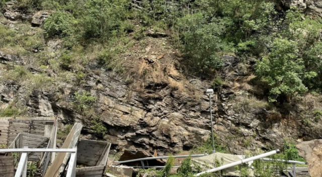 Nach dem massiven Felssturz bei Kamegg, bei dem rund 20 Kubikmeter Gesteinsmaterial die B34 blockierten, begann sofort eine umfangreiche Sperre der Straße. | Foto: Manuela Danzinger