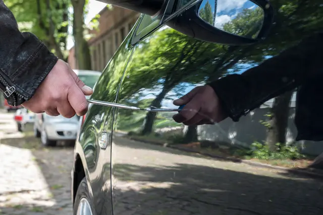 Beschädigt wurden fünf Pkws am Parkplatz vorm Geschäft. (Symbolfoto) | Foto: stock.adobe.com/at/Jens Rother 