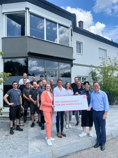 Besuch der Firma Gassner: WB-Obfrau Judith Ringer, Verena Aichinger (Fa. Gassner), Petra Baumgarthuber, Vizebgm. Karl-Heinz Göschl und das Team der Firma Gassner. | Foto: Wirtschaftsbund Steyr Land