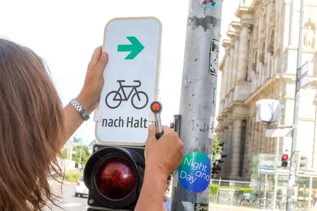 Grün für die Radfahrer - auch bei roten Ampeln: Das macht der Grünpfeil möglich. Weitere 88 Zusatztafeln werden bis zum 1. August montiert. | Foto: PID/Christian Fürthner