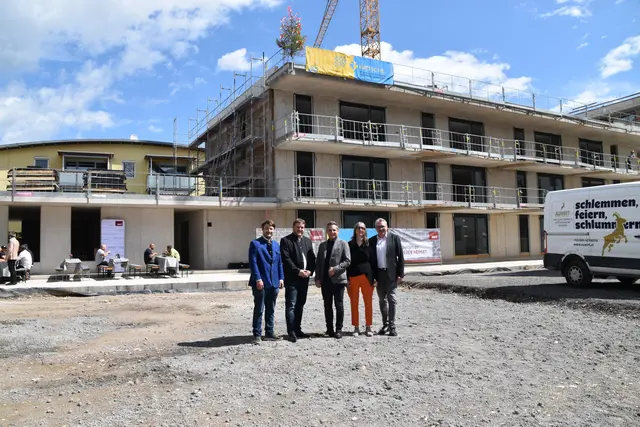 Die neue Südtiroler Siedlung wächst (v.r.): NHT-Geschäftsführer Johannes Tratter, Architektin Claudia Dorner, LA Christian Kovacevic, Vizebürgermeister Stefan Graf und Eduard Fröschl jun. (Baufirma Fröschl) auf der aktuell größten Wohnbaustelle im Tiroler Unterland.  | Foto: Barbara Fluckinger