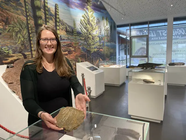 Karin Steiner brachte ihren Fund ins Geoparkzentrum in Dellach.  | Foto: GeoPark Karnische Alpen 