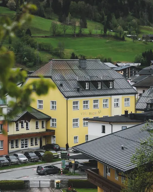 Die Volksschule Kaprun wird komplett neu errichtet – die Bauzeit beträgt zwei Jahre. | Foto: Stefanie Oberhauser