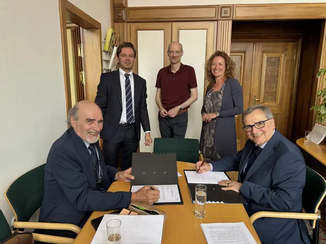 Vasco-Guido von Ferrari-Kellerhof (er hat die Verhandlungen für seinen Bruder geführt), Frank Ferrari (der eigentliche Verkäufer), im Hintergrund v.l.n.r. Philipp Großfurtner (OeNB), Michael Grundner (OeNB), Doris Langner (OeNB)
  | Foto: OeNB