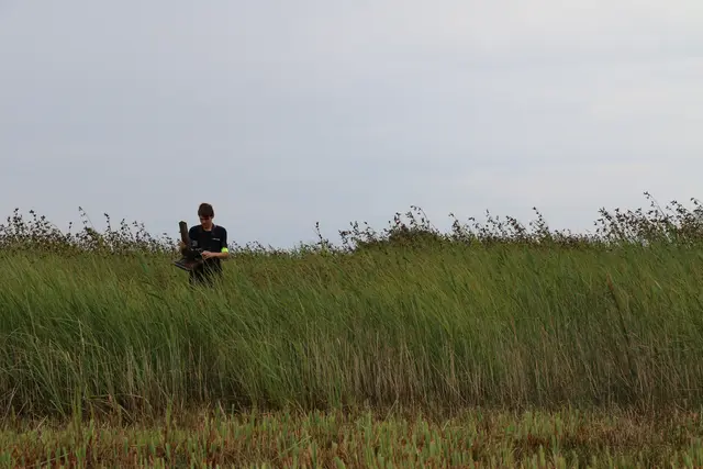 Ornithologe Jakob Vratny bei der Arbeit. Mithilfe von Kamerafallen konnten neue Erkentnnisse gewonnen werden. | Foto: Katharina Schabl