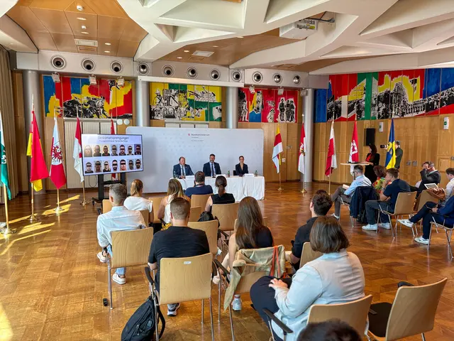 Zogen die Bilanz am Donnerstag, v. l.: Bundeskriminalamt-Direktor Andreas Holzer, Leiter der Ermittlungsdienste im LKA Wien, Gerhard Winkler, und Staatsanwaltschaft-Wien-Sprecherin Nina Bussek. | Foto: Andreas Pölzl/MeinBezirk