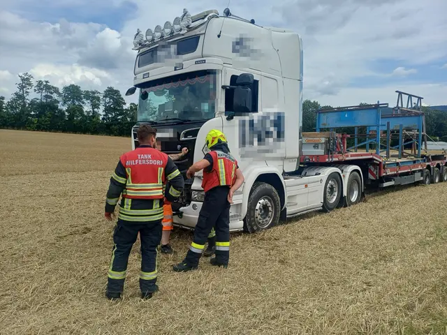 Ein Lkw landete im Acker, nachdem er einem Auto ausgewichen war. | Foto: DOKU-NÖ