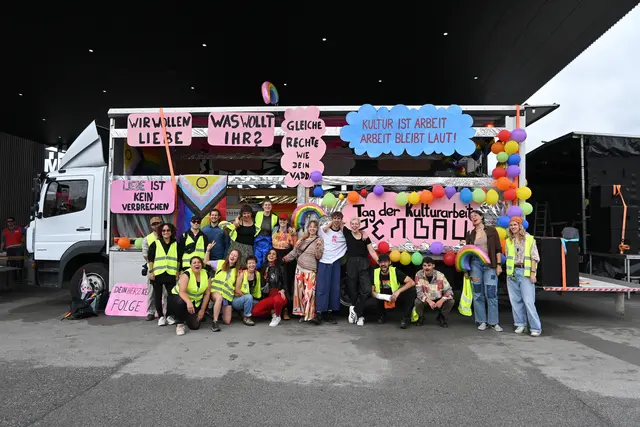 Die Mitglieder vom Tag der Kulturarbeit sind bereit für die Parade. | Foto: Königer