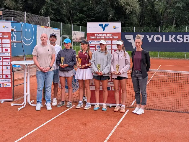 Vbgm. Simon Zangerl (links), Obmann Michael Marth (2.v.l.) und Carina Huter (Volksbank, rechts) mit den Siegerinnen im Mädchen-Doppel. | Foto: SV Zams Tennis