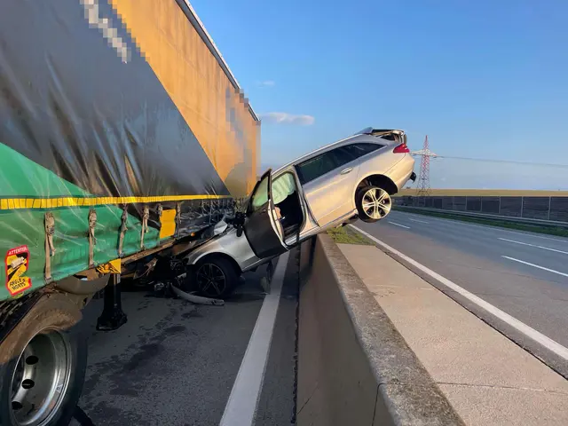 Eingeklemmt wurde ein Auto am Donnerstag. | Foto: DOKU-NÖ