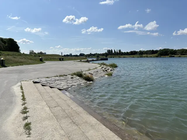 Die "Rampen" neben den Stufen in der Brigittenauer Bucht sind sehr abschüssig oder unwegsam.  | Foto: Sarah Marie Piskur / MeinBezirk