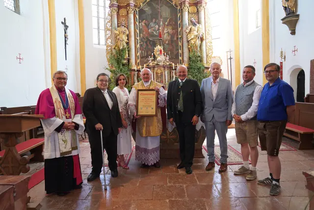 Die Verleihung des goldenen Ehrenrings anlässlich des 50-jährigen Priesterjubiläums von Pfarrer Josef Pawula.
 | Foto: Gemeinde Auerbach