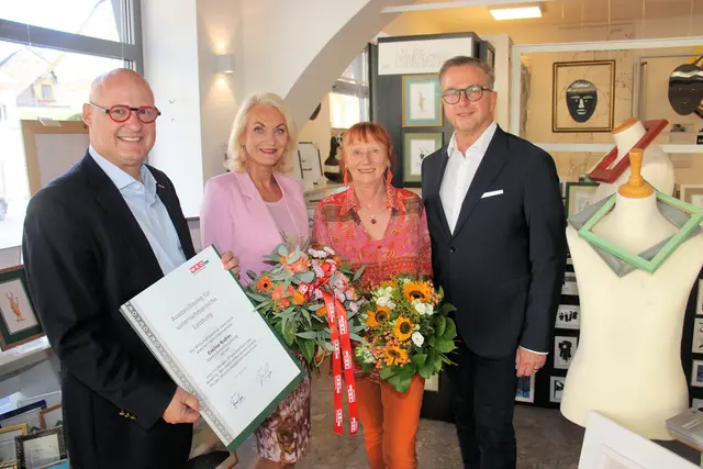 Peter Sükar, Riki Vogl und Helmut Linhart gratulierten Eveline Rudres zum Jubiläum. | Foto: Cescutti