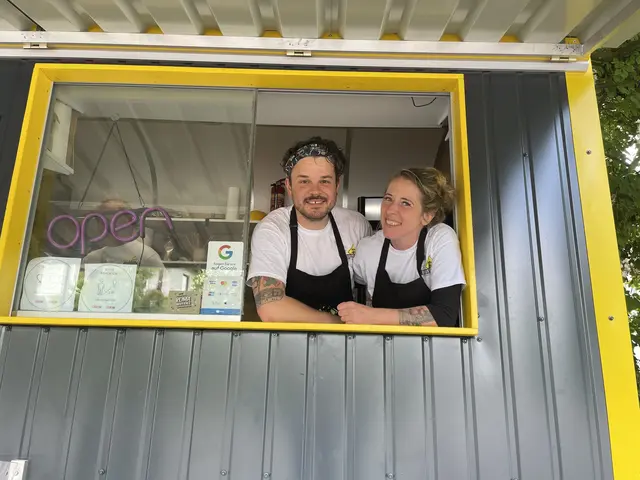 Christoph und Eva Koller in ihrem Foodtruck in Mehrnbach. | Foto: MeinBezirk/ Wiesbauer