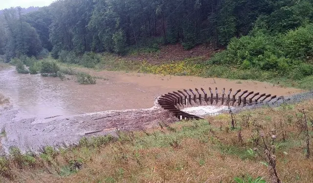 Hochwasser-Rückhaltebecken Mödringbach-Eibenbach von oben und im Hochwasserfall. | Foto: Wildbach- und Lawinenverbauung