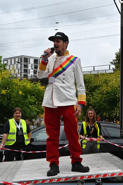 Jayjay Kaiser eröffnete die Pride. | Foto: Königer