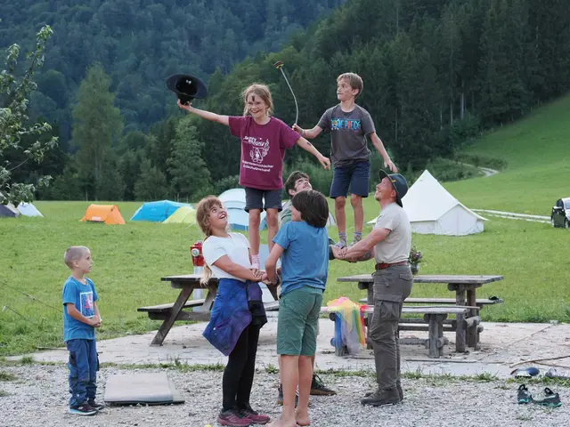 Das abwechslungsreiche Programm reichte von Töpfern am Lagerfeuer, schnitzen, gemeinsames Kochen, Feuer machen mit traditionellen Methoden, Geländespiele, filzen und vieles mehr | Foto: Verein „spür.sinn“