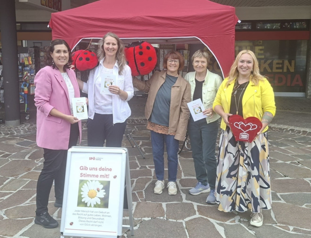 Bettina Brandauer (ganz links) und Barbara Thöny (ganz rechts) lauschten den Anliegen der Bevölkerung von St. Johann. | Foto: SPÖ Landtagsklub