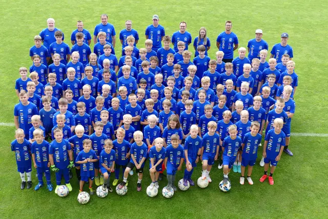 Der Fußballnachwuchs des FAZ Joglland mit der Trainerin und den Trainern  | Foto: Putz