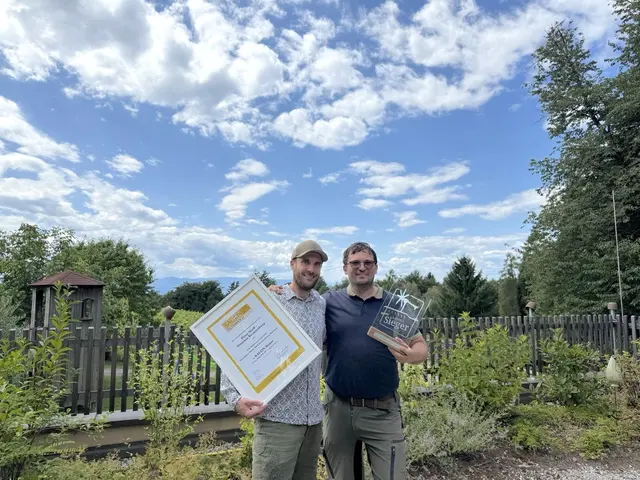 Peter Skoff jun. und Christian Skoff (v.l.) laden zum Verkosten ihrer Siegerweine ein. | Foto: Peter Skoff