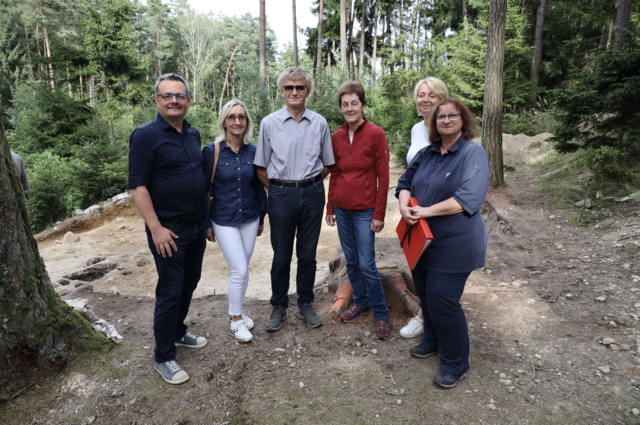 Im Bild (v.l.n.r.): Bürgermeister Peter Hießberger, Direktorin Petra Schrott, Fritz und Manuela Kerndler, Direktorin Ursula Wimmer und Prof. Dr. Alexandra Krenn-Leeb. | Foto: Gemeinde Wölbling