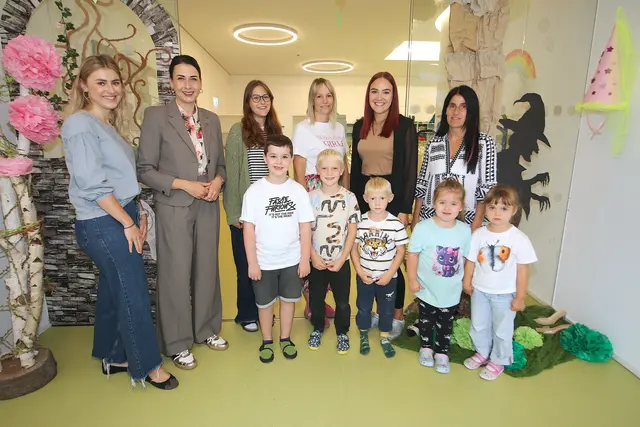 Kindergartenkoordinatorin Magdalena Ertl, Bürgermeisterin Victoria Weber, Eva Buchbauer, Familienreferentin Julia Muglach, Stellvertretende Leitung Anna Kindergarten Anna-Lena Margreiter und Belinda Scheffknecht
 | Foto: Foto: Walpoth