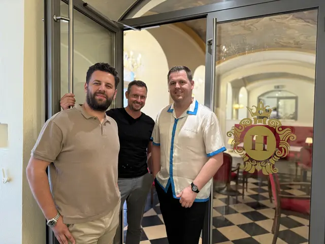 Blicken der Eröffnung ihres Kaffeehauses mit Vorfreude entgegen (v.l.): Bujar Shabani, Patrick Wallner und Mirsad Krasniqi | Foto: MeinBezirk