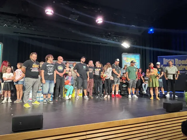 Das Team des Musikprogramms zeigte sich ausnahmsweise mal auf der Bühne. | Foto: MeinBezirk/Jung