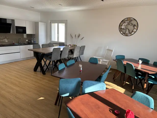 Die ehemalige Hausmeisterwohnung wurde in einen Aufenthaltsbereich für den Lehrkörper umfunktioniert. | Foto: Reichel