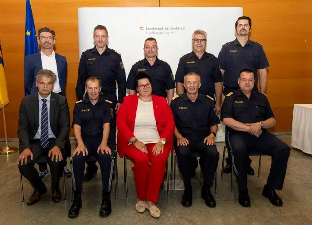 stehend: Herbert Wutzlhofer (SPK Schwechat - FBL), Anton Peer (SPK Schwechat – 25-jähriges Dienstjubiläum), Dominik Kreitl (SPK Schwechat – Ernennung E1), Herbert Spreitzer (PI Fischamend – 40-jähriges Dienstjubiläum), Markus Csajkovics(PI Hainburg/Donau – Bestellung zum Kommandanten).
Sitzend: Roland Scherscher, Manfred Aichberger, Verena Krammer, Franz Popp, Peter Gessner. | Foto: Greene/LPD NÖ