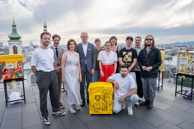 Fritz Anton, Mariahilfer Bezirksrat Josef Zeisel, Elizaveta Kruchinina, Walter Oblin, Frau Isa, Madita Kloss, Chiara Lee Halle, Martin Tardy,  Sebastian Schager, Silvano Derungs und Boicut vor den Ergebnissen der Kunstaktion.  | Foto: Valentina Marinelic/MeinBezirk