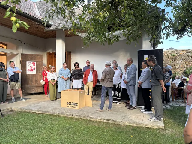 Künstlerinnen und Künstler aus Europa, Asien und Amerika zeigten beim Abschluss der Rabnitztaler Malerwochen die Vielfalt ihrer Ausdrucksformen im Turmhaus Unterrabnitz und planten eine gemeinsame Überraschung für Harro Pirch. | Foto: Rosenberger