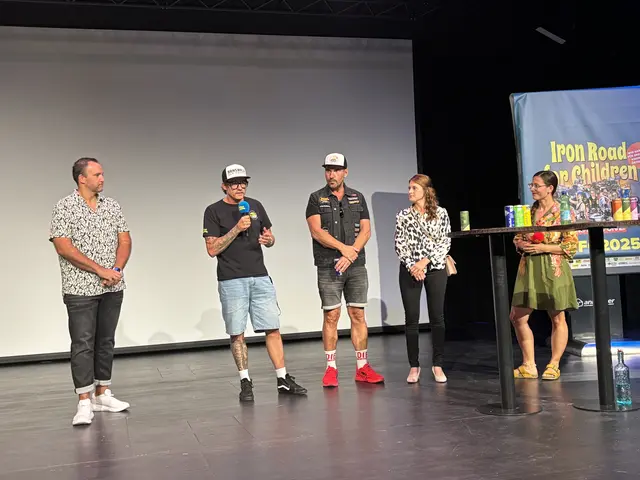 Das Organisationsteam der Iron Road for Children (v. l.) Phlipp Maier, Mike Reiter, Andy Bäuchl und Flora Adelmann mit Moderatorin Annegret Liebminger. | Foto: MeinBezirk/Jung