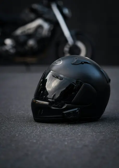 Bei einer Kollision zwischen Kastenwagen und Motorrad wurde der Motorradfahrer schwer verletzt (Symbolbild). | Foto: Sam Carter auf Unsplash