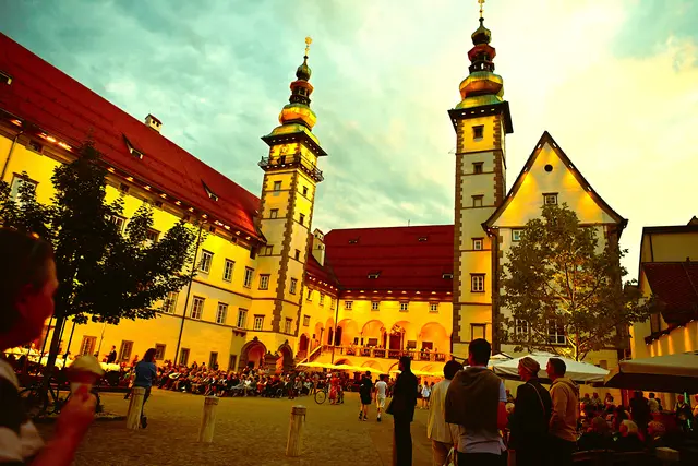 Ein Ort voller Klang, Licht und Sommerstimmung: der Landhaushof ganz im Zeichen der Musik | Foto: Josef Bodner