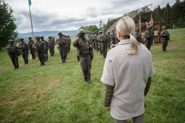 Die Lebensumstände der Soldatinnen und Soldaten in manchen Kasernen sei erschreckend. Klaudia Tanner machte sich bereits früher ein Bild des Ausmaßes. (Archiv) | Foto: Peter Lechner