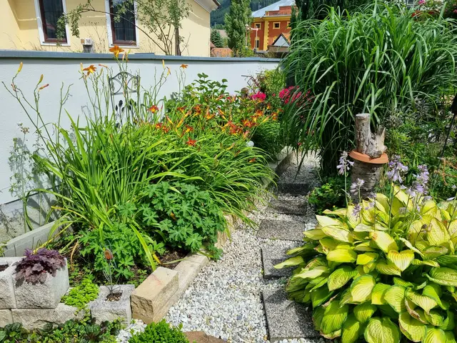 Zwischen den Pflanzen führen kleine Wege durch den Garten.  | Foto: Astrid Höbenreich-Mitteregger