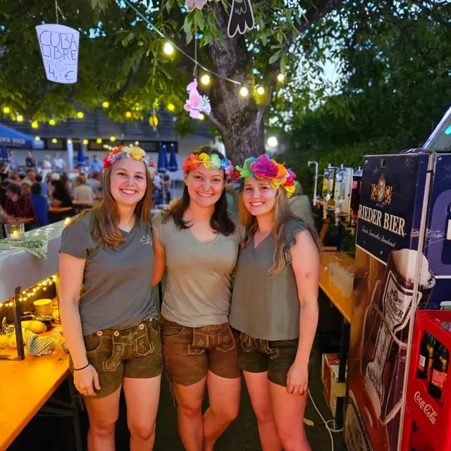 Die "Honolulu-Mädels" Anna, Anna und Krissi sorgten 2024 für die Bargetränke. | Foto: MV St. Georgen
