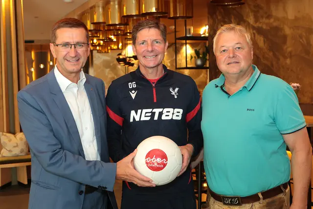 Wirtschafts- und Sport-Landesrat Markus Achleitner mit Oliver Glasner (Cheftrainer Crystal Palace FC) und Horst Dilly (v.li.).
 | Foto: Sportland OÖ/Maringer