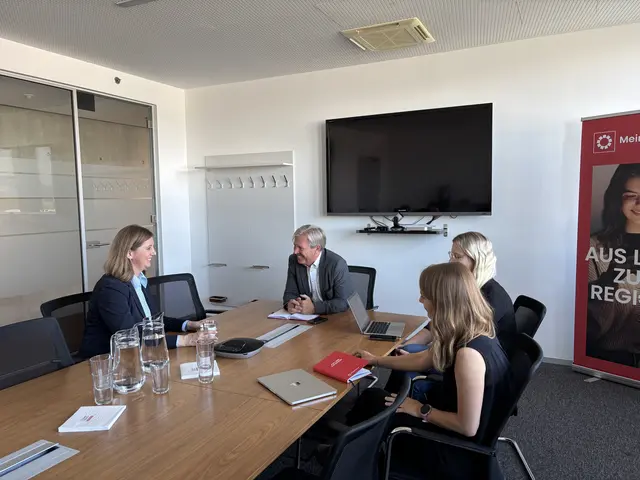 Angekommen: Staatsseketärin Barbara Eibinger-Miedl zu Besuch in der Redaktion von MeinBezirk. | Foto: MeinBezirk/Antonia Unterholzer