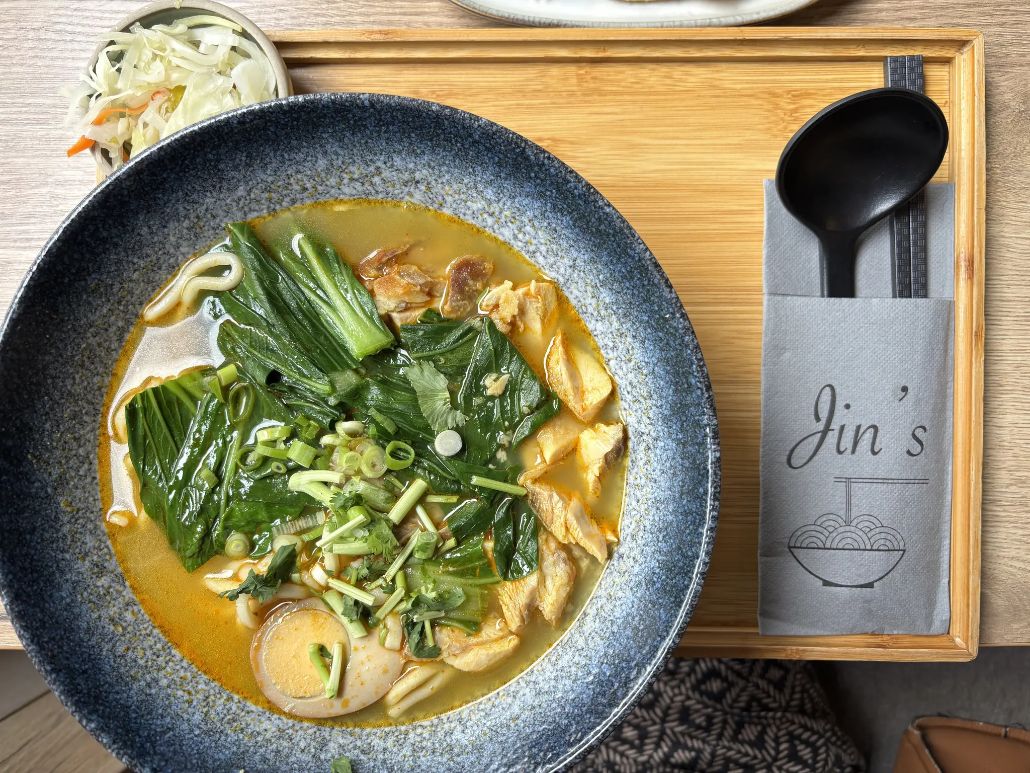 Hausgemachte-chinesische-K-che-gibt-es-bei-Jin-s-Ramen-