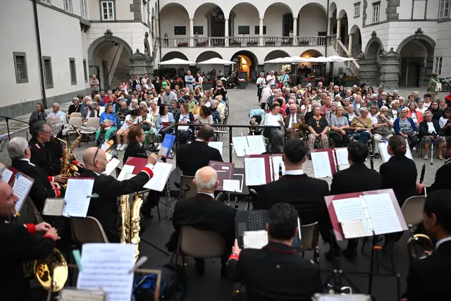 Mit Beginn des Konzertes waren die Plätze voll belegt und auch die Gastgärten im Landhaushof waren ausgelastet | Foto: Josef Bodner