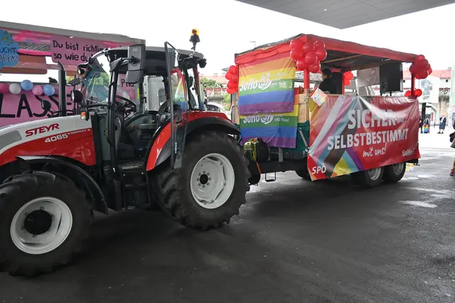 Der Soho Traktor wartet auf seinen Einsatz. | Foto: Königer