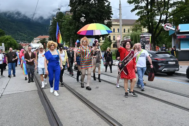 Berühmtheiten aus der Dragszene waren mit von der Partie. | Foto: Königer