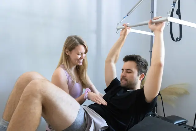 Beim Reformer Pilates wird vor allem die Tiefenmuskulatur trainiert.  | Foto: Konstantinov