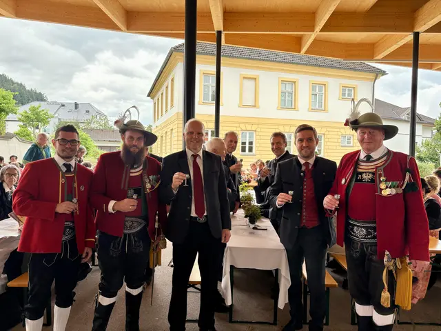Bildunterschrift: Auf die Feier stoßen an: v.l.n.r. Stabführer der BMK Pill Michael Fender, Schützenobmann Thomas Steinlechner, Bgm. Ing. Hannes Fender, Landtagsvizepräsident Bgm. Mag. Dominik Mainusch und Schützenhauptmann Alfred Steinlechner. | Foto: Gem. Pill