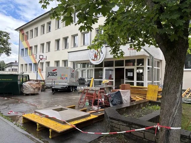Man sieht es: die Bauarbeiten an der Mittelschule Reutte Königsweg laufen auf vollen Touren. | Foto: Reichel