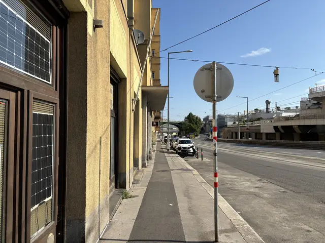 Die Bezirksgrenze verläuft hier entlang des Gehsteigs. Wer hier entlang spaziert, bewegt sich zwischen dem 19. und dem 9. Bezirk.  | Foto: Matthias Pandrea